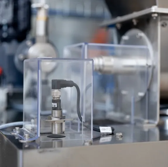 Maxi S-Compact 3.1 — Ultrasonic sensor for detecting sludge and flocculant tank levels.