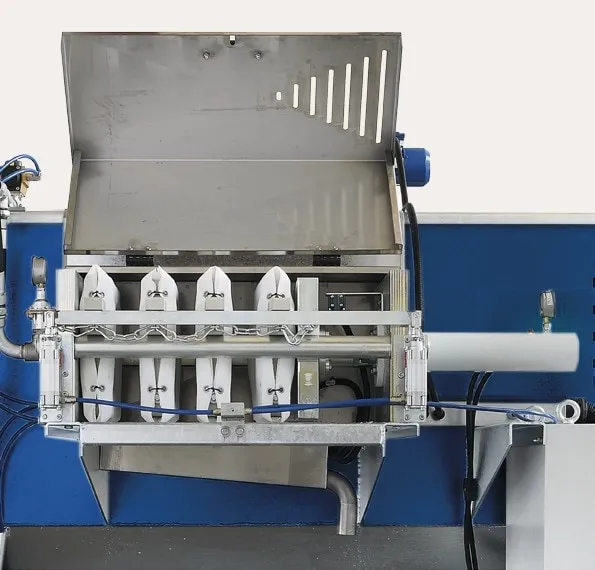 Super Compact 2.1 — Hot-dip galvanized filter press with stainless steel cover and drainage channel.